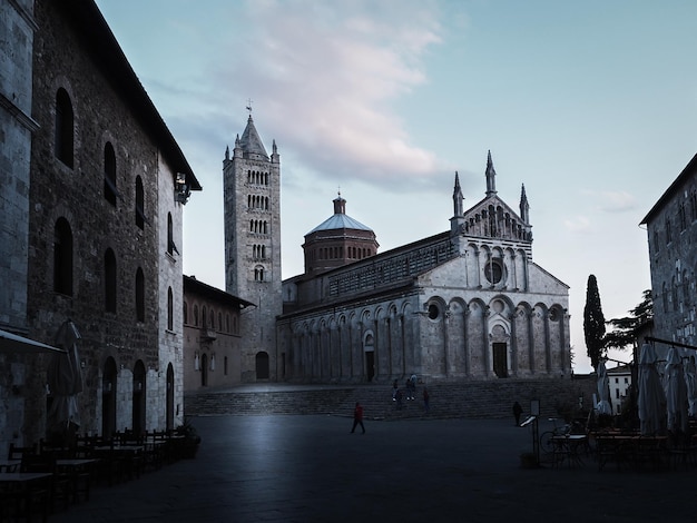 Chiesa storica in città contro il cielo