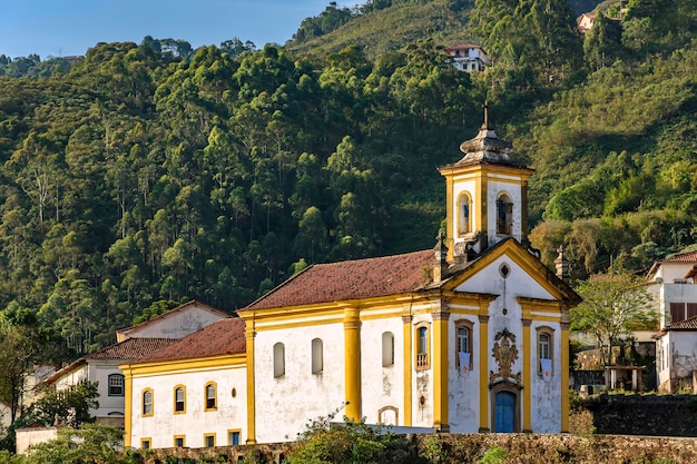 Chiesa storica nella città di Ouro Preto nel Minas Gerais con le colline e la vegetazione locale