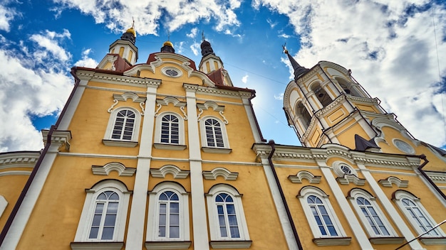 Chiesa su sfondo con cielo nuvoloso. Tomsk. Russia.