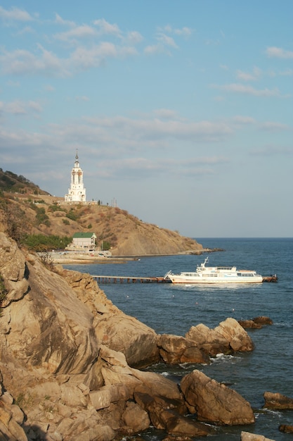 Chiesa su un knap in Crimea