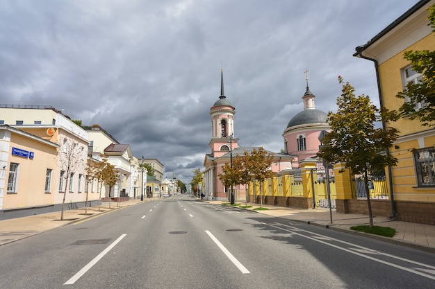 Chiesa su uno sfondo di cielo grigio a Mosca sulla via Bolshaya Ordynka