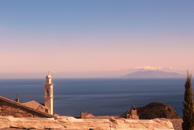 Chiesa sul mare contro il cielo al crepuscolo