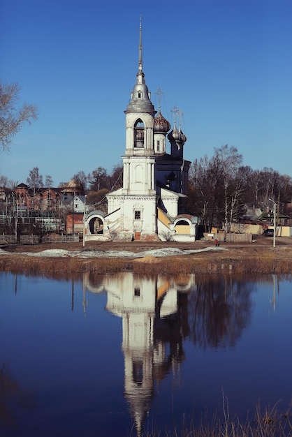 Chiesa sul paesaggio autunnale del fiume in Russia