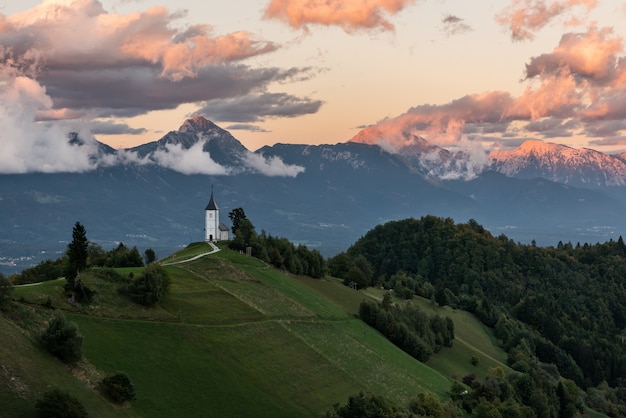 Chiesa sulla collina all&#39;alba. Splendido scenario a Kamnik, in Slovenia.