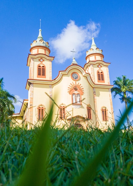 Chiesa una bella chiesa in una piccola città del fuoco selettivo della luce naturale del Brasile