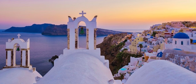 Chiese bianche e cupole blu vicino all'oceano di Oia Santorini Grecia villaggio tradizionale greco