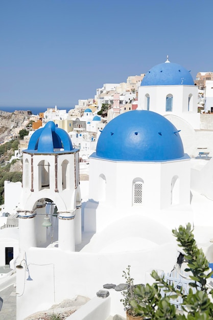 Chiese con cupole blu nella città di Oia sull'isola di Santorini in Grecia