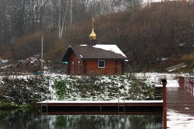 chiesetta in riva al lago e la prima neve