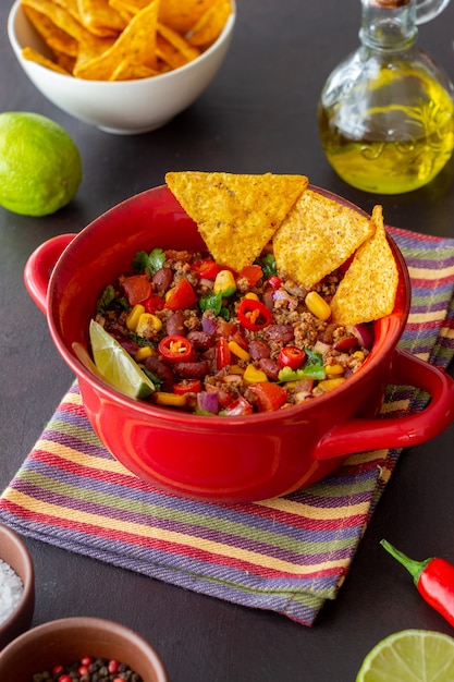 Chili con carne con patatine nachos. Cibo messicano. Cucina nazionale.