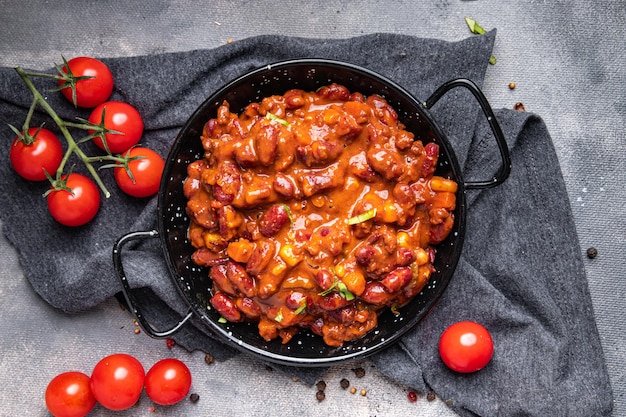 chili con carne fagioli, mais, carne, pomodoro pasto sano cibo spuntino sul tavolo copia spazio cibo