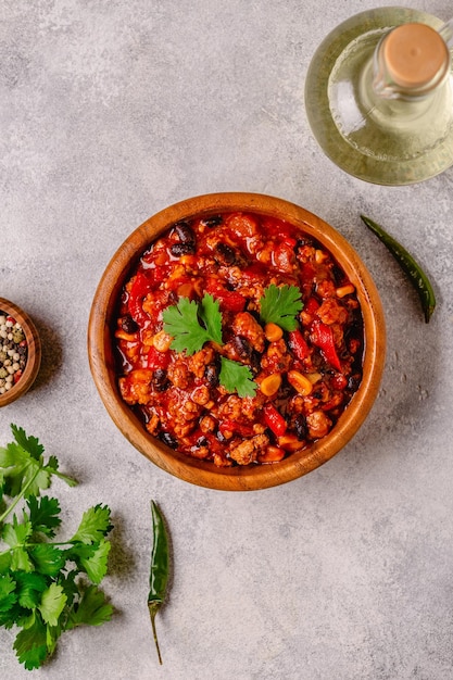 Chili Con Carne in ciotola su sfondo grigio Cucina messicana Vista dall'alto