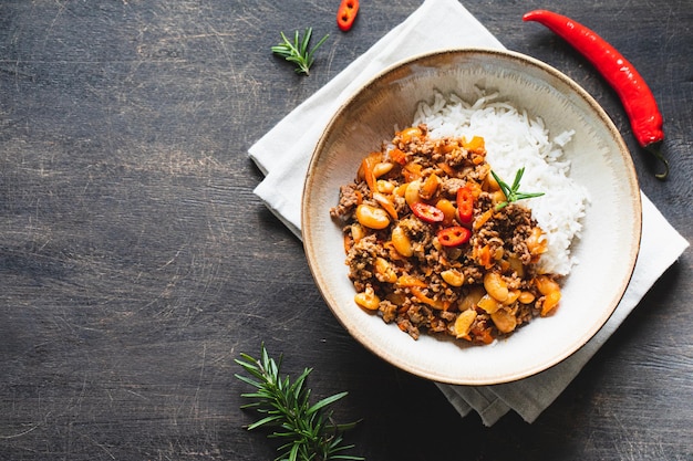 Chili Con Carne in ciotola su sfondo scuro Cucina messicana chili con carne carne macinata e verdure stufate in salsa di pomodoro Vista dall'alto