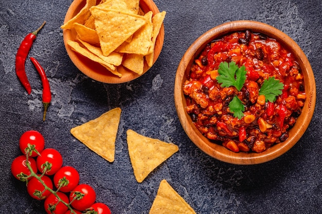 Chili Con Carne in ciotola su sfondo scuro Cucina messicana Vista dall'alto