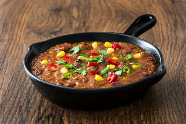 Chili con carne messicano tradizionale del Messico Messico in una padella sulla tavola di legno