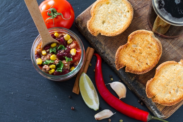 Chili con carne servito su pane tostato