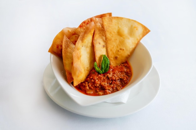 Chili con carne sugo di carne con pomodori e peperoncino con tortilla Pasto delizioso fatto in casa Cucinare e cuocere il cibo durante la quarantena a casa durante la pandemia di coronavirus