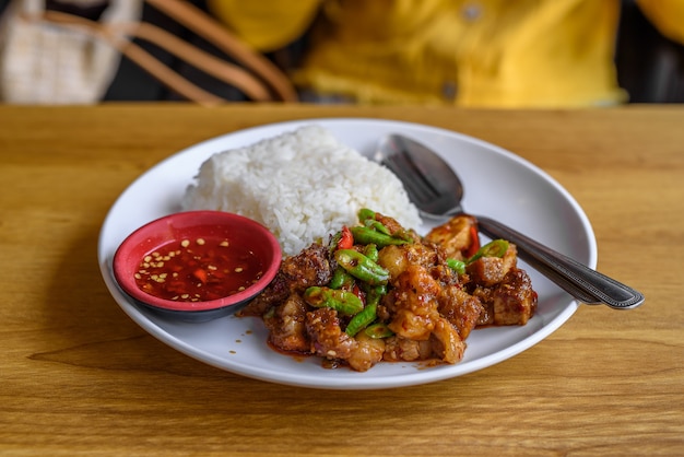 Chili Pork Curry Paste sul tavolo con softlight.