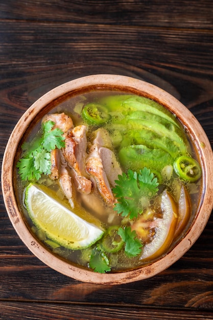 Chili verde con fagioli di pollo e avocado