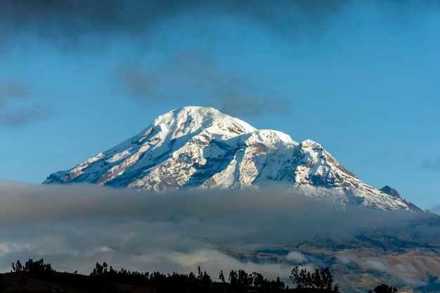 Chimborazo che riceve i raggi del sole all'alba