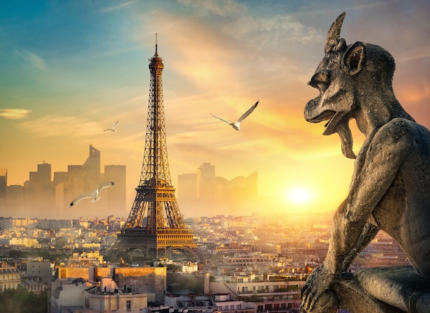 Chimera di pietra e Torre Eiffel