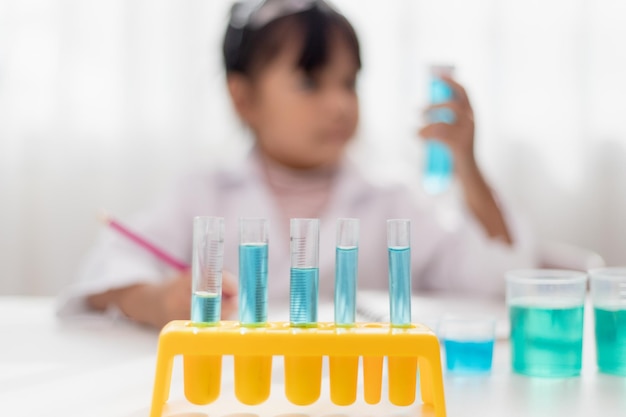 Chimica della scienza dell'educazione e concetto di bambini Bambini o studenti con provette che fanno esperimenti nel laboratorio scolastico