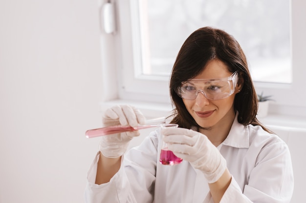 Chimico femminile che lavora in laboratorio