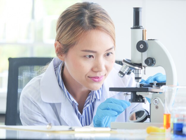 Chimico femminile serio asiatico che lavora nel laboratorio