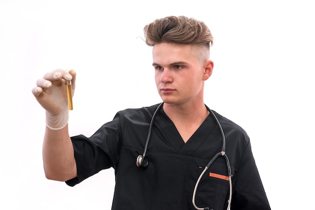 Chimico uomo bello con boccetta che fa esperimento in laboratorio