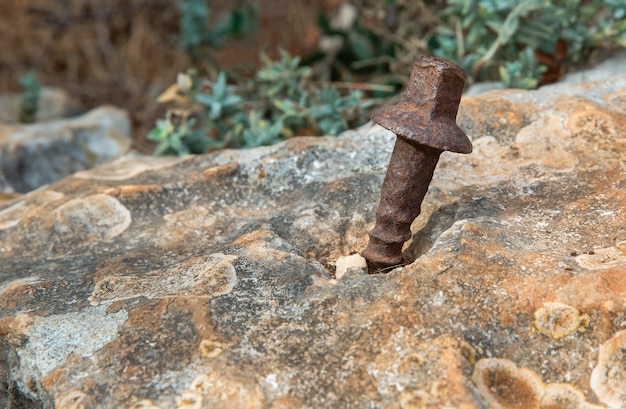 Chiodo di arrampicata nella roccia da vicino