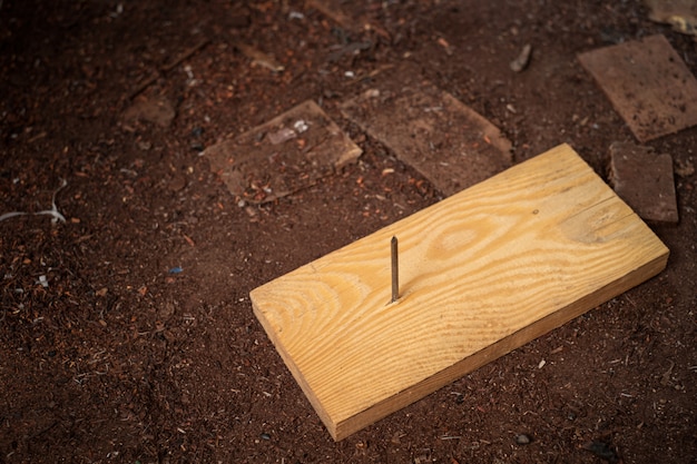 Chiodo in acciaio a bordo di legno Nella zona di costruzione