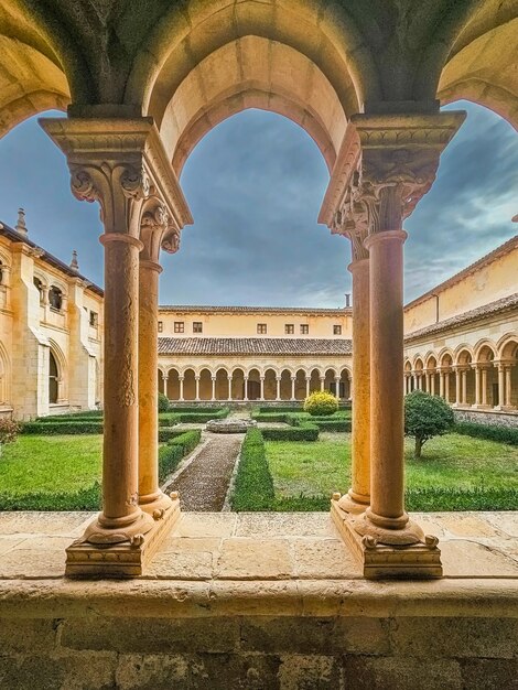 Chiostro del monastero di San Andres de Arroyo nella provincia di Herrera de Pisuerga Palencia