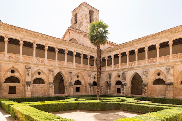 Chiostro Gothicplateresque del monastero cistercense di Santa Maria de Huerta Soria Castilla Spagna