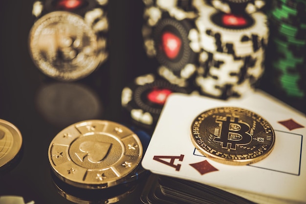 Chip, Bitcoin e carta da casinò Diamond Ace