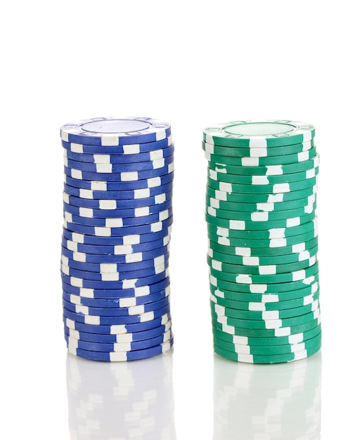 Chip del casinò isolati su bianco