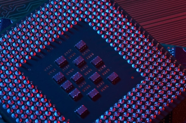 Chip del processore della cpu del computer sullo sfondo della scheda madre del circuito Closeup Con illuminazione redblue