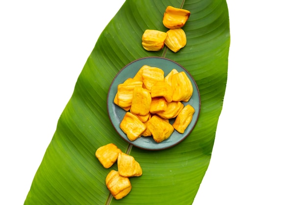 Chip di jackfruit su foglia verde