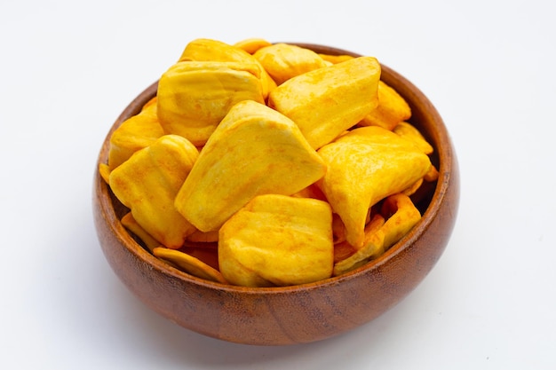 Chip di jackfruit su sfondo bianco