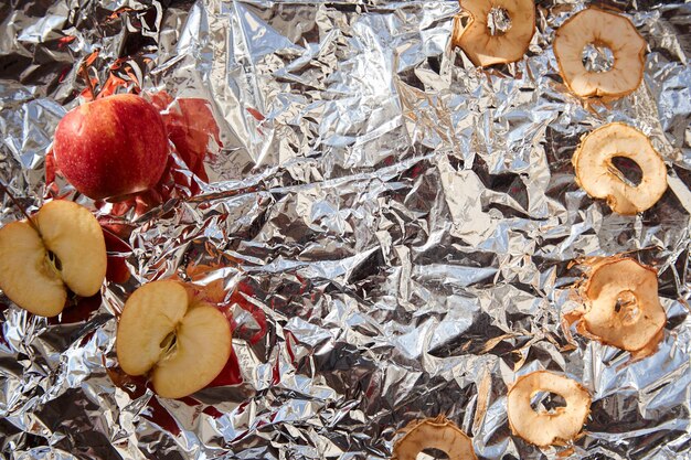 Chip di mela secca e mele fresche sulla pellicola - spuntini salutari alla moda spuntini alternativi per le feste