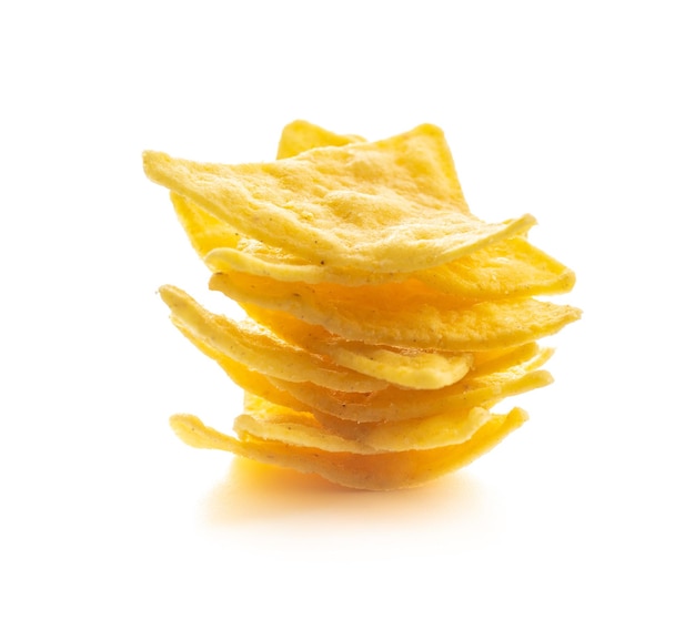 Chip di nacho di mais Chip di tortilla gialli isolati su sfondo bianco