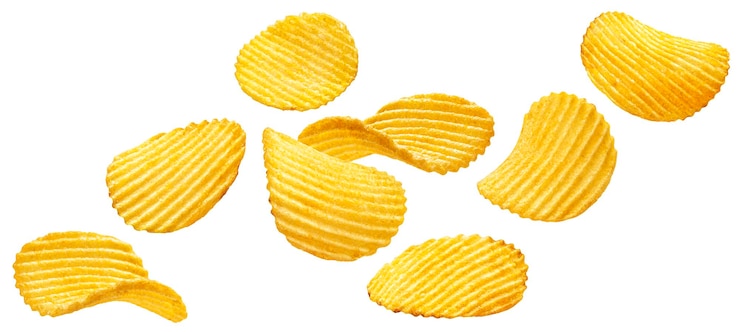 Foto chip di patate ruggiti in caduta isolati su sfondo bianco con percorso di taglio