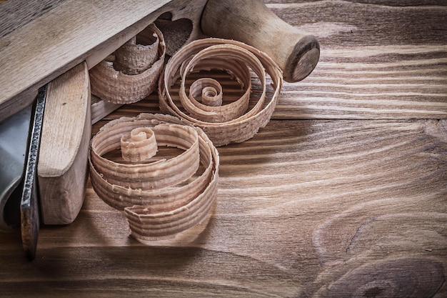 Chip di pianificazione del piano di rasatura sul concetto di costruzione di tavola di legno vintage