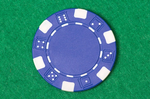 Chip di poker blu sul tavolo del casinò