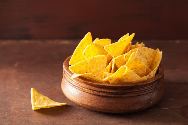 Chip messicani del nacho su fondo marrone