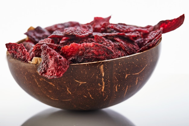 Chip secchi del beetrott sulla ciotola di legno