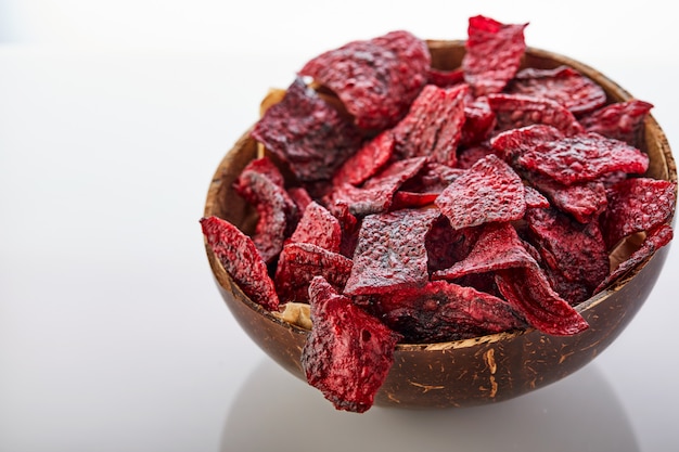 Chip secchi del beetrott sulla ciotola di legno