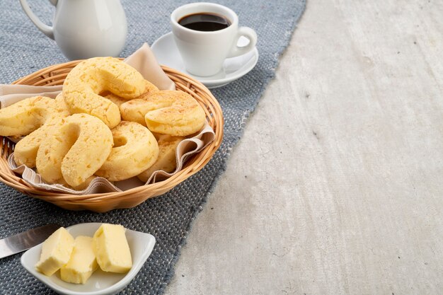 Chipas, tipico panino al formaggio sudamericano in un cesto con spazio per le copie.