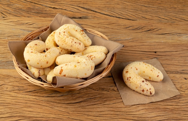 Chipas, tipico panino al formaggio sudamericano sul tavolo di legno.