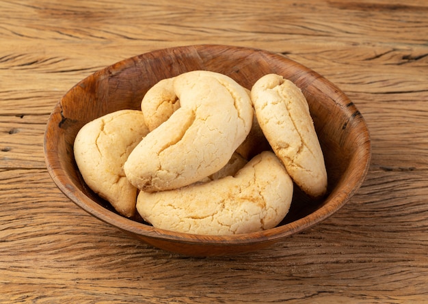 Chipas, tipico panino al formaggio sudamericano sul tavolo di legno.