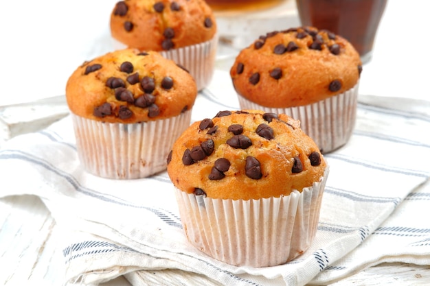 chipmuffin al cioccolato su sfondo bianco