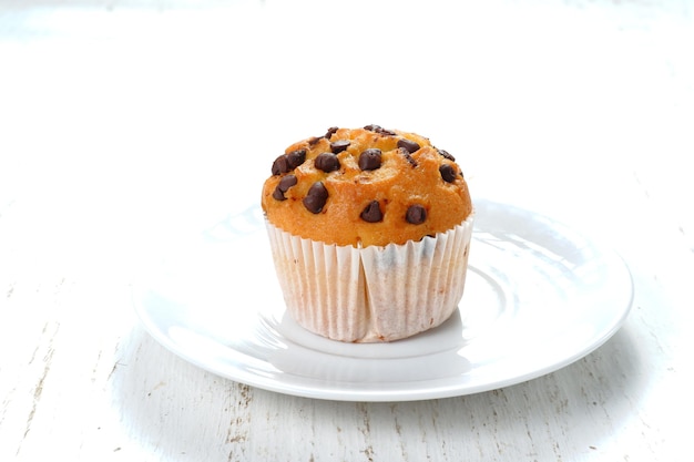 chipmuffin al cioccolato su sfondo bianco